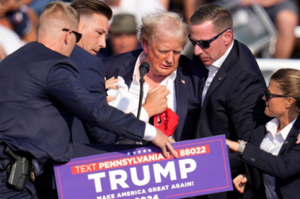 Donald Trump is shot with a live weapon, he leaves covered in blood by security guards