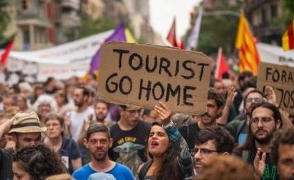 SPAIN AND ITALY “FIGHT” WITH TOURISTS/ Barcelona bans rental houses. Venice, new rules for visitors